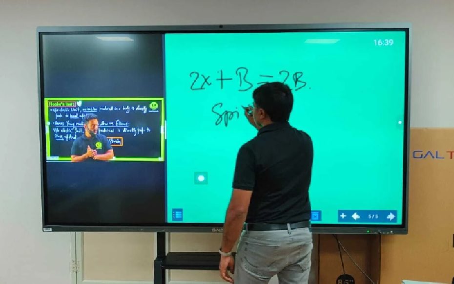 A Guide to Choosing the Right Digital Board in Ahmedabad